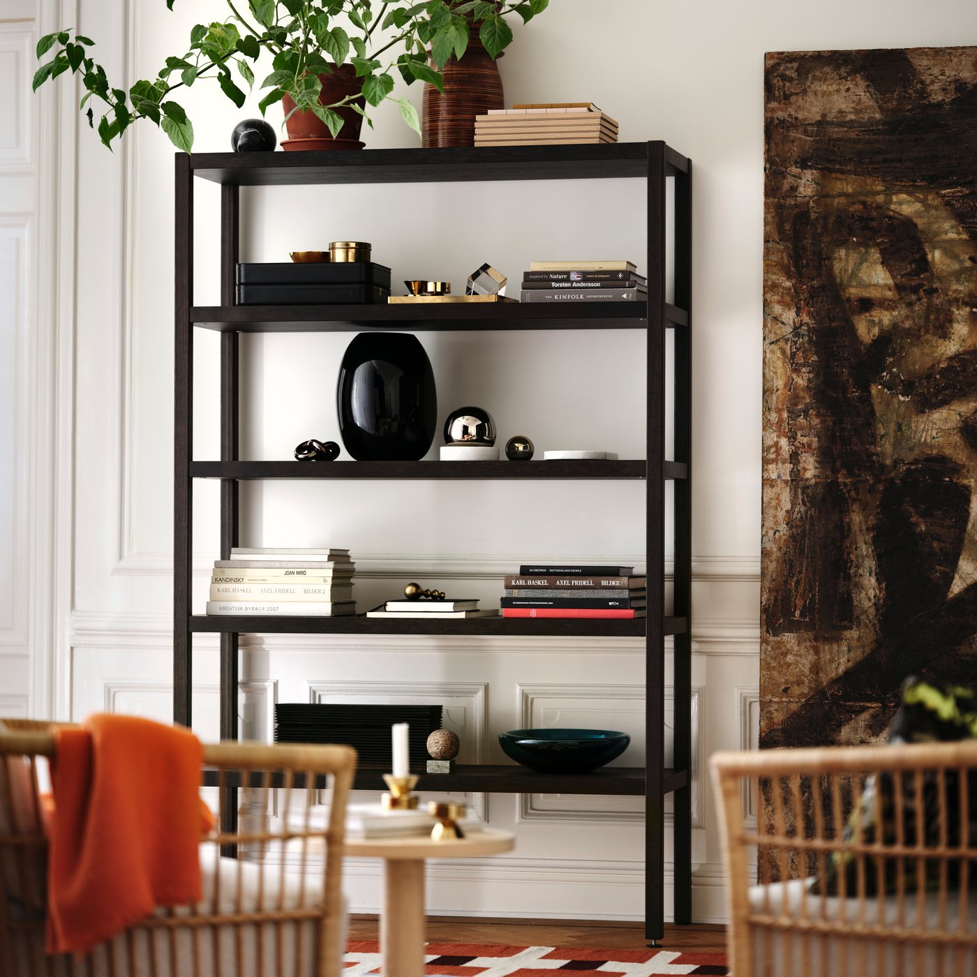 An oak veneer/dark brown STOCKHOLM 2025 shelving unit in the living room