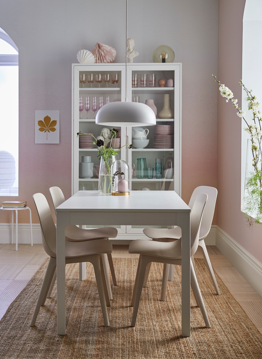 Jedilna miza s štirimi stoli.