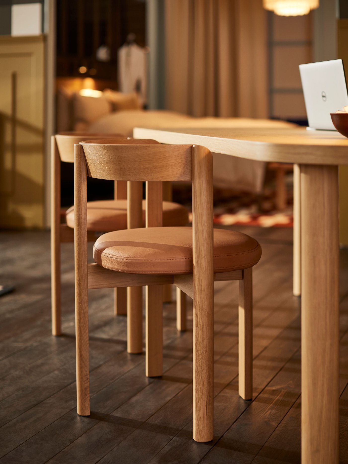 An oak/leather STOCKHOLM 2025 chair in the dining room