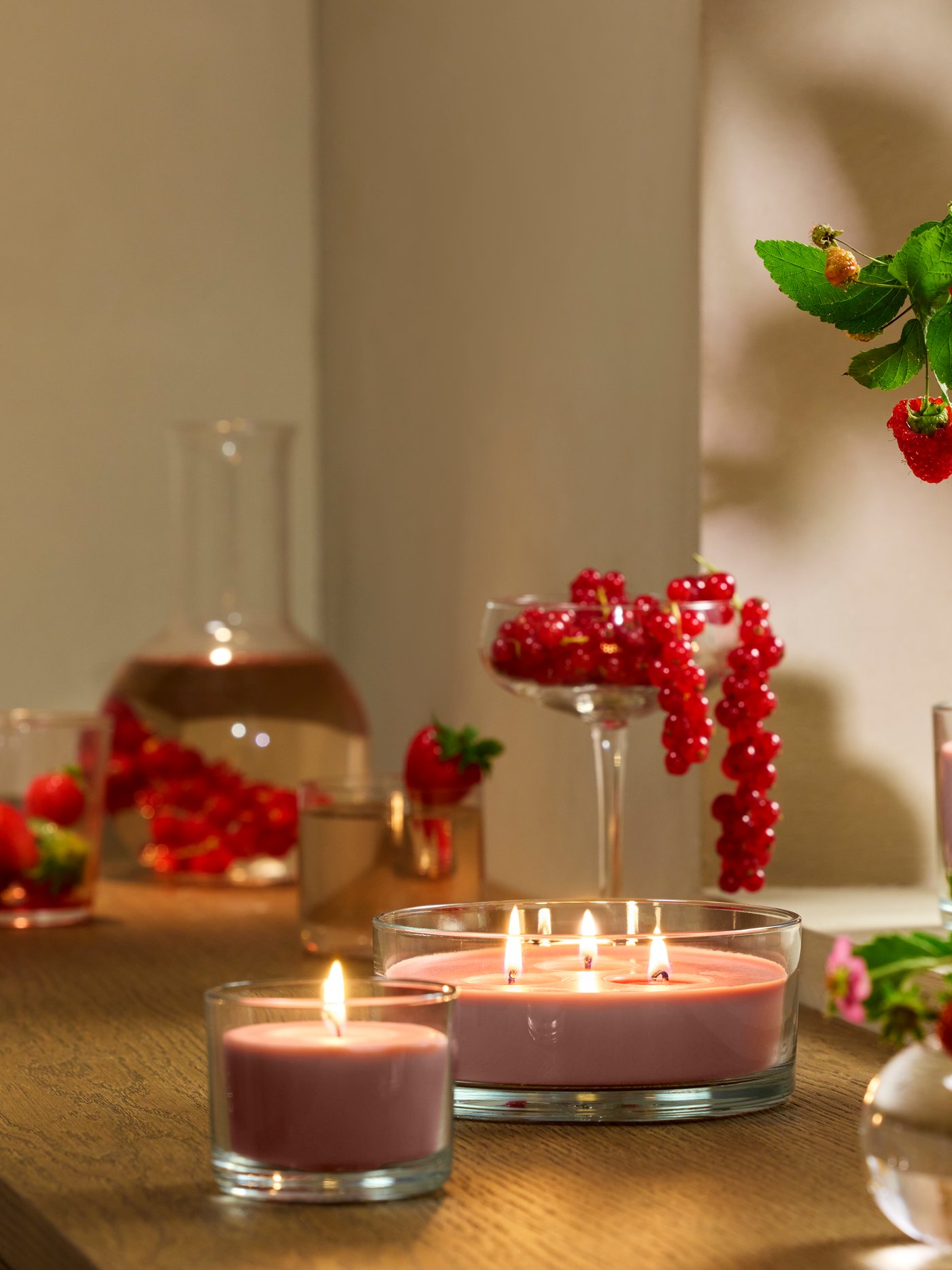 Świece zaachowe LOTSFÅGEL o zapachu o czerwonych jagód.