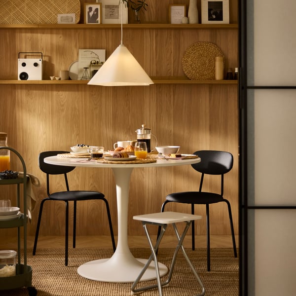 An oak effect RÖDALM frame in the dining room