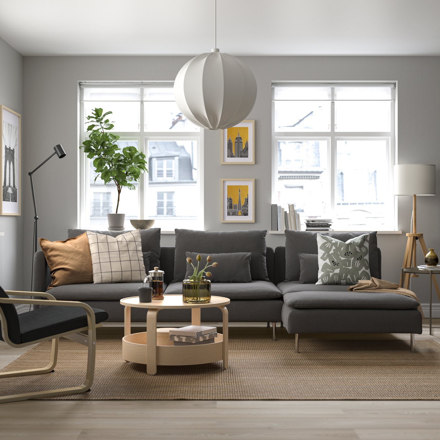 Mysigt vardagsrum med grå soffa med schäslong och beige matta.