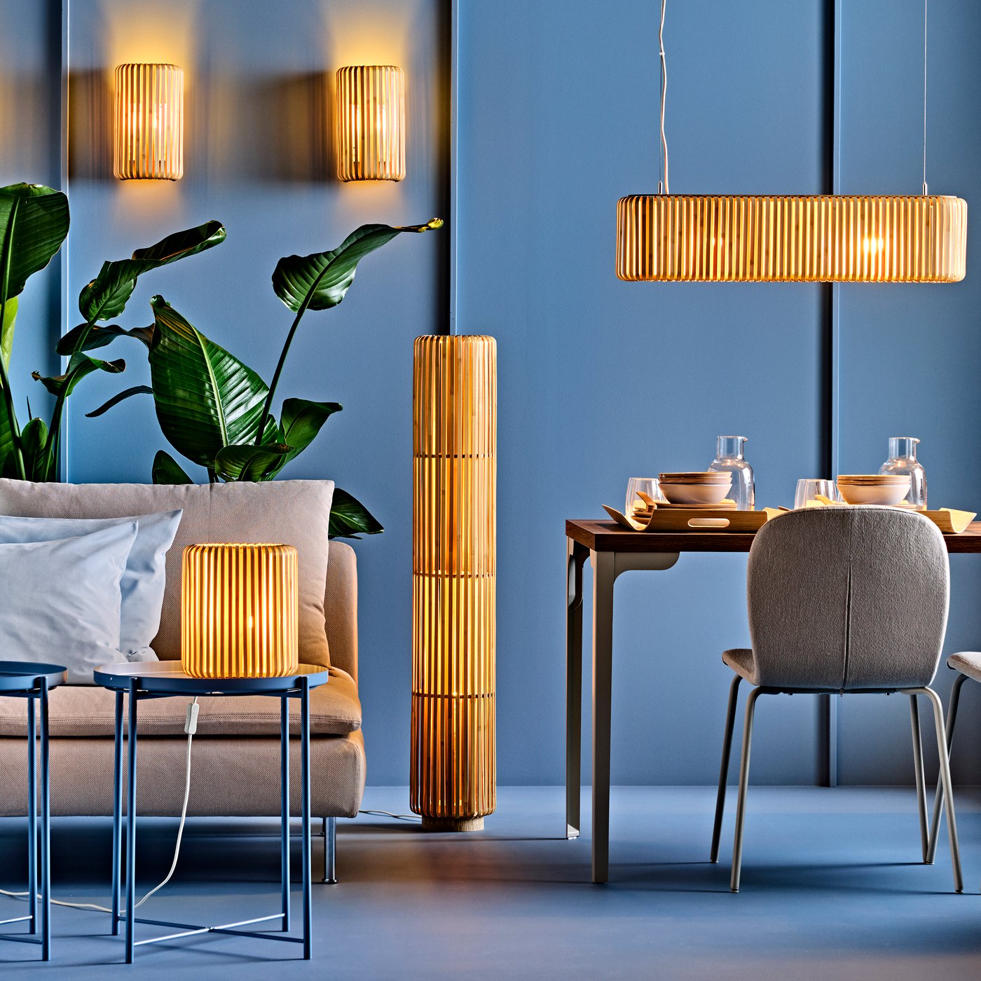 Una lampada da parete VARPTROSS in bambù, installazione con cavo nella sala da pranzo