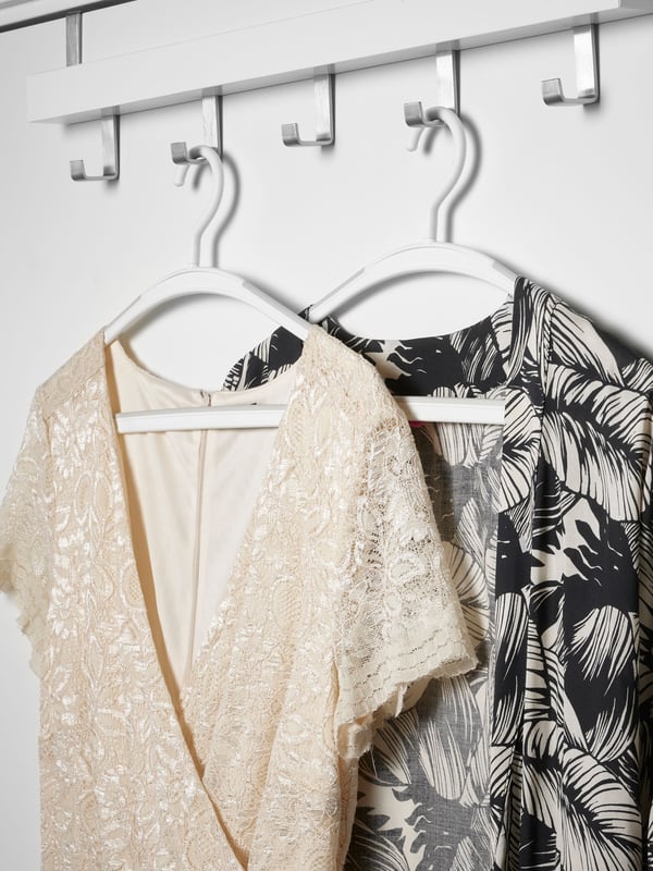 Ein weiß/grauer TRYSSE Kleiderbügel