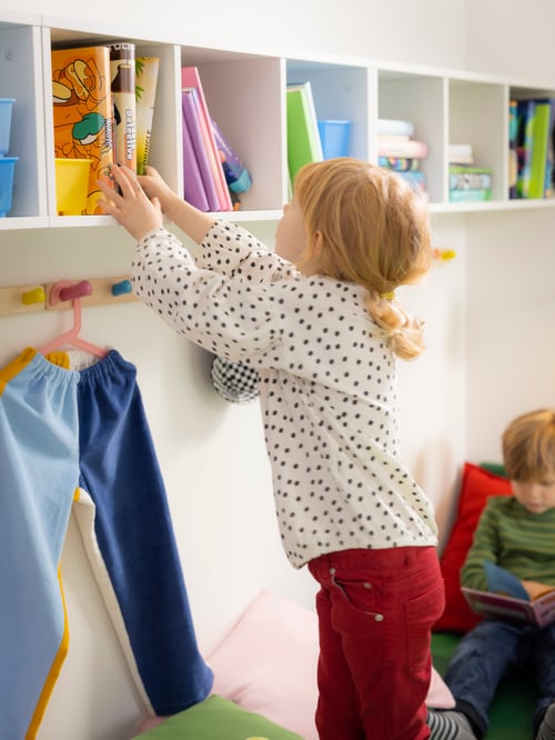 ベビー＆子ども部屋で、 FLISAT フリサットノブ4個付きの上にホワイトのSMÅGÖRA スモヨーラ シェルフユニットを使っている人。