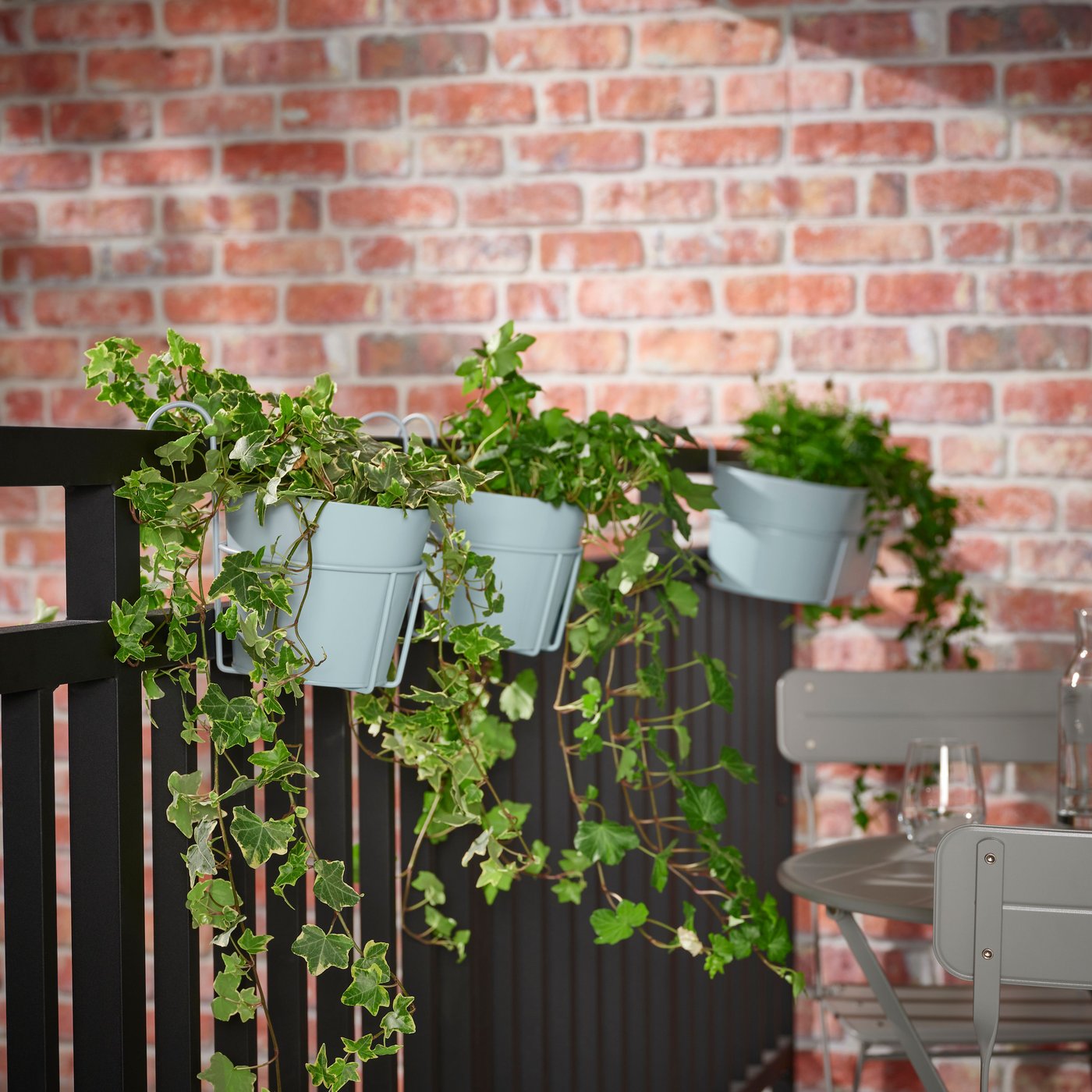 An in/outdoor/turquoise VITLÖK plant pot with holder