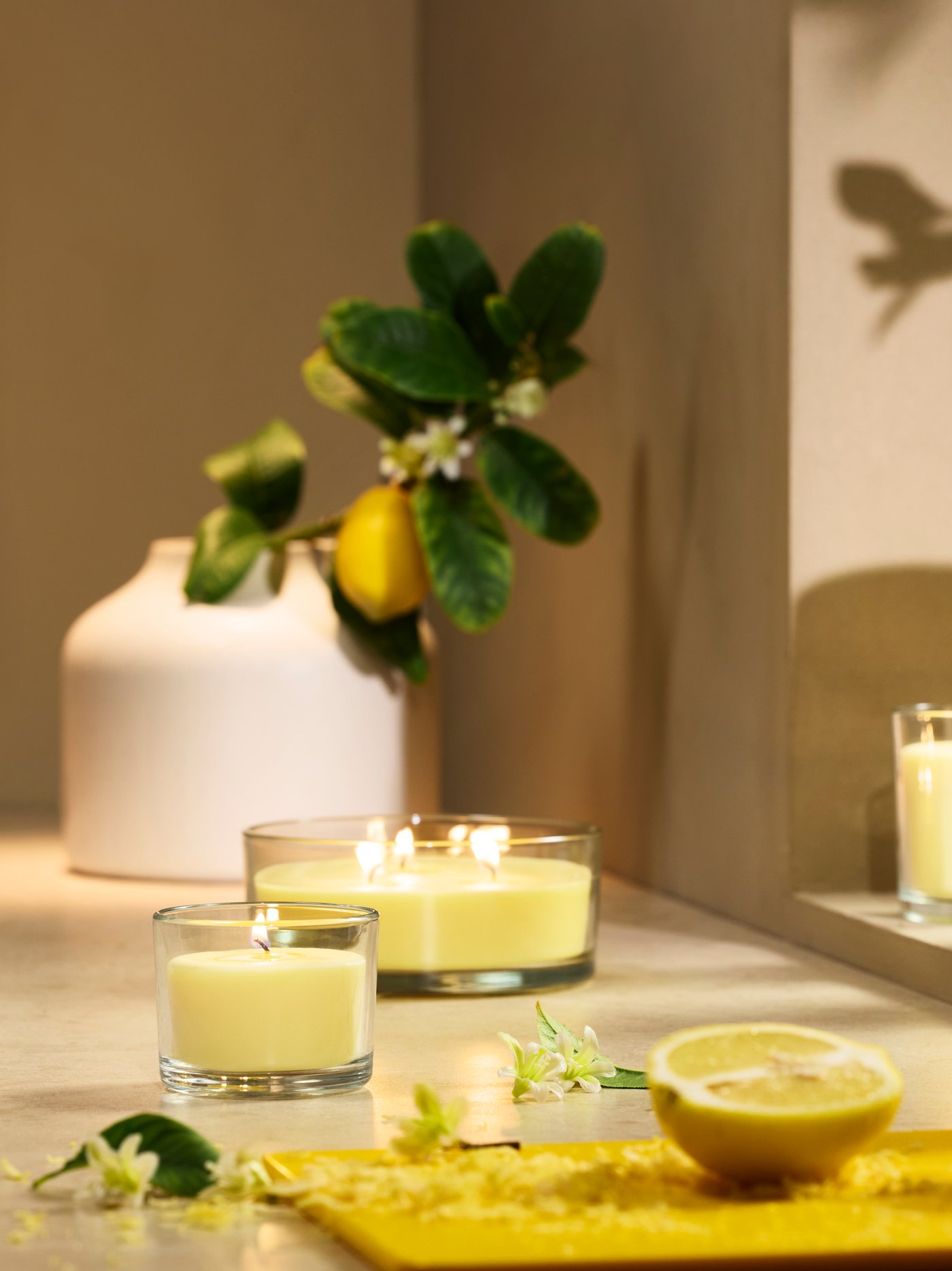 Świece zaachowe LOTSFÅGEL o zapachu kwiatów cytrusowych.