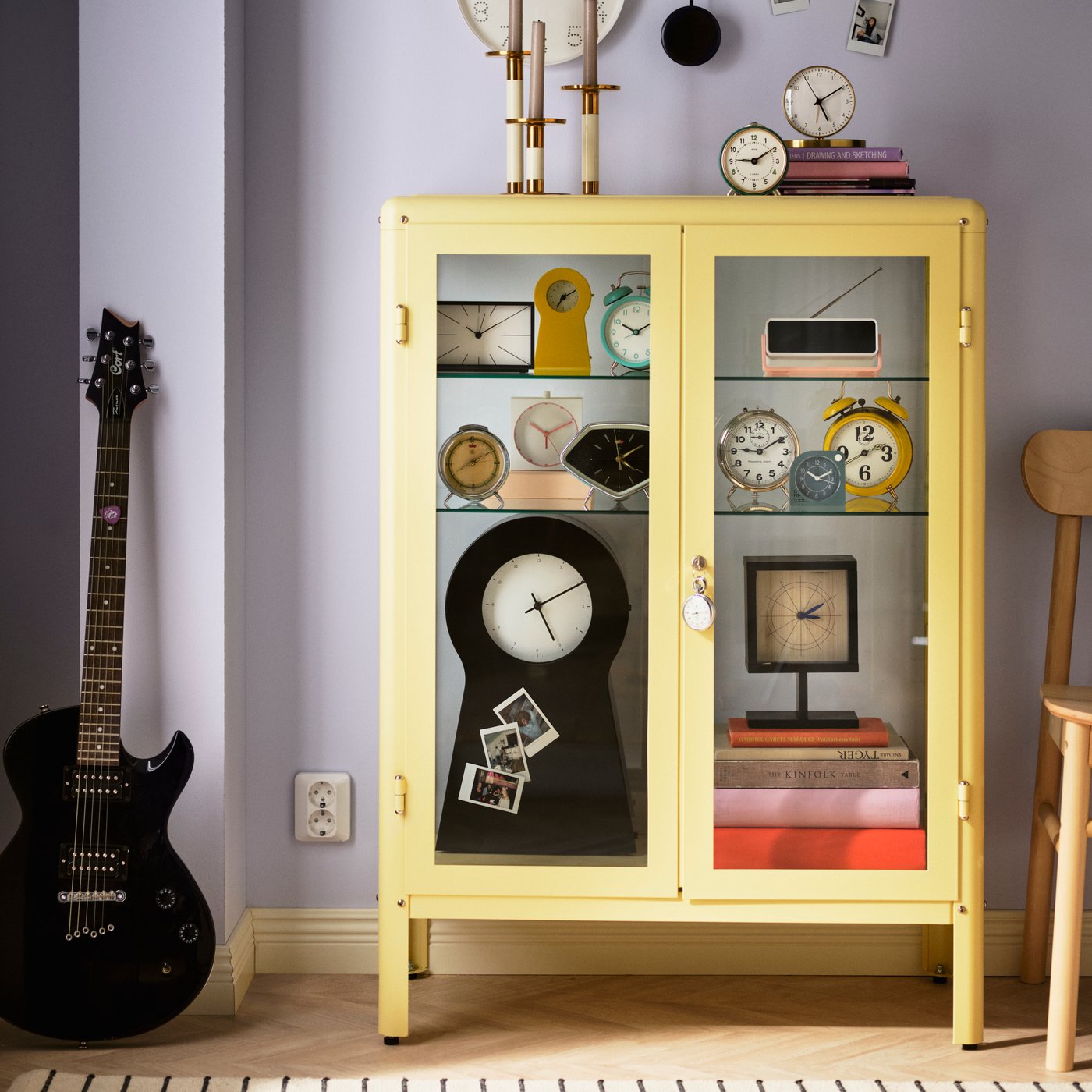 A black STURSK wall clock in the living room