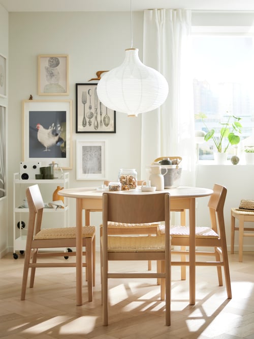 Dining room with a round SKANSNÄS extendable table with 4 SKANSNÄS chairs around it, placed in front of a NISSAFORS trolley.