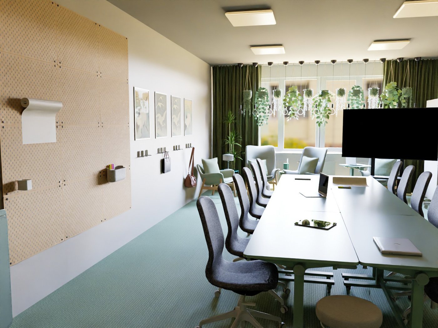 Teil eines Konferenzraums. Blick auf ein Fenster mit Vorhängen und Pflanzen, die von der Decke herabhängen. Im Vordergrund links eine Pinnwand mit Schreibutensilien. In der Mitte 4 Tische aneinandergestellt, drumherum Bürostühle. Im Hintergrund Links an der Wandveine Reihe von Bildern und darunter Hakenleisten. In der Mitte Sessel und Beistelltische. Rechts ein Monitor.