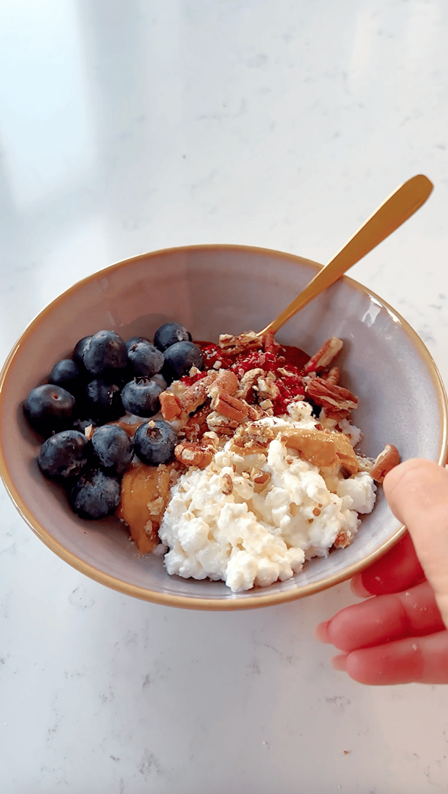 Frokost: Cottage cheese bowl med bringebærkompott. 