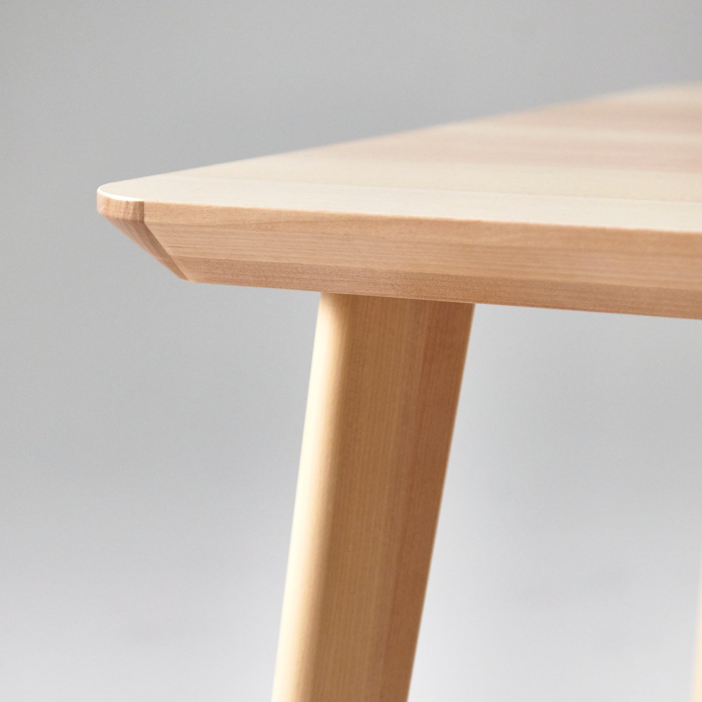 En detalje af et LISABO spisebord.