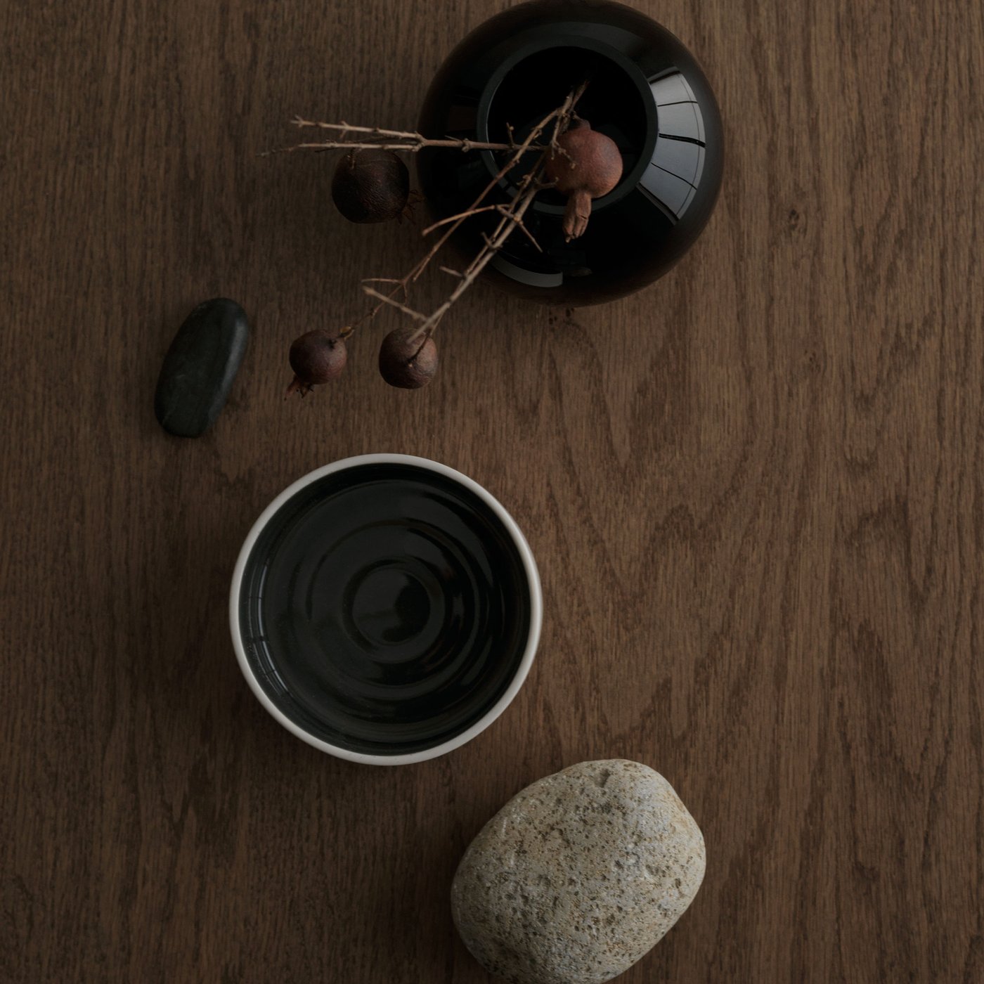 テーブルの上に黒の花瓶が置いてある。