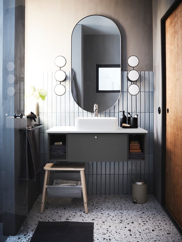 Ein schwarzer LINDBYN-Spiegel im Badezimmer.