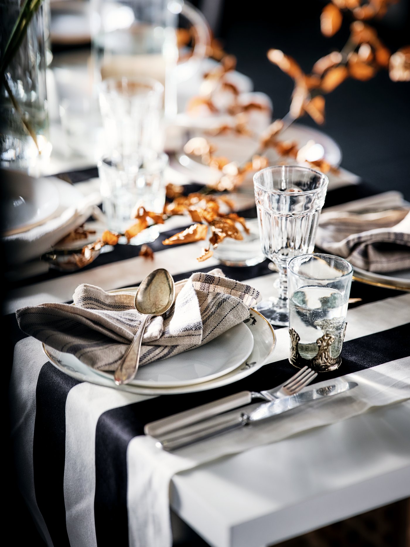 A beige UPPHÖJD 16-piece cutlery set