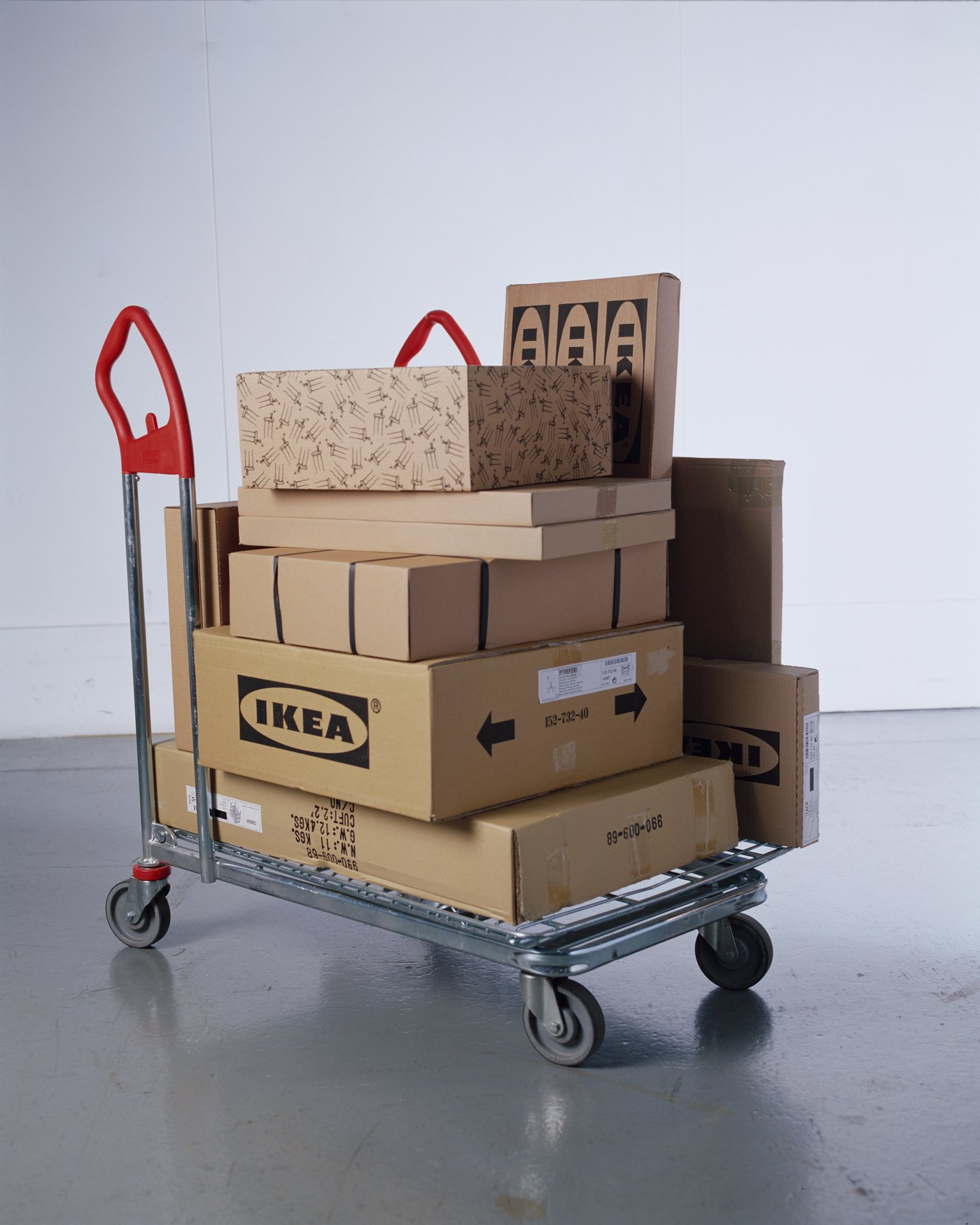 플랫팩 상자들이 카트에 놓여진 사