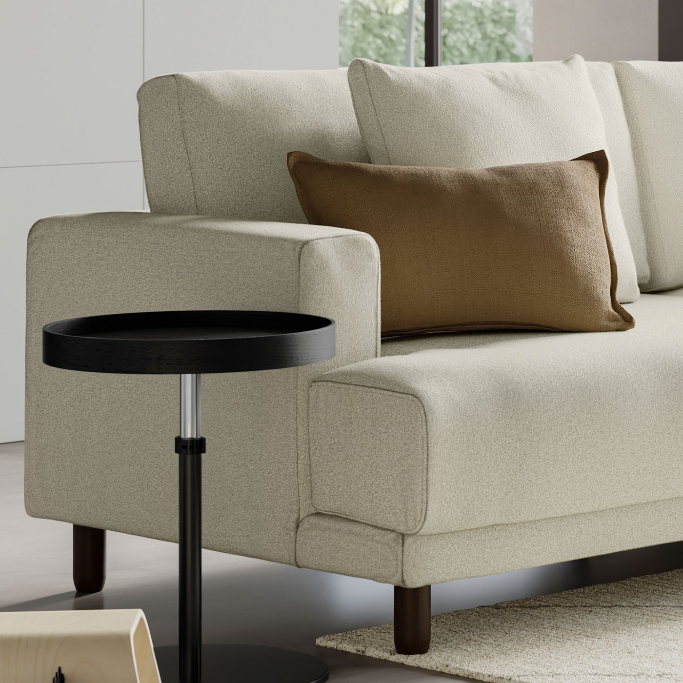 UPPÅKRA soffa i beige stående i vitt vardagsrum mes ett svart sidobord intill sig. 