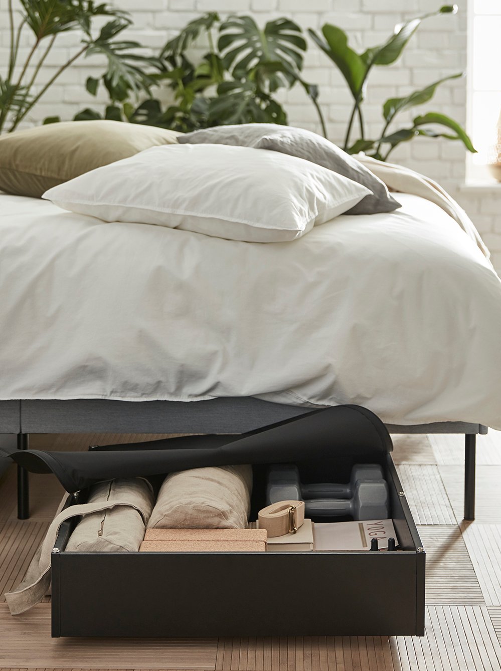 A white ÄNGSLILJA duvet cover and 2 pillowcases in the bedroom