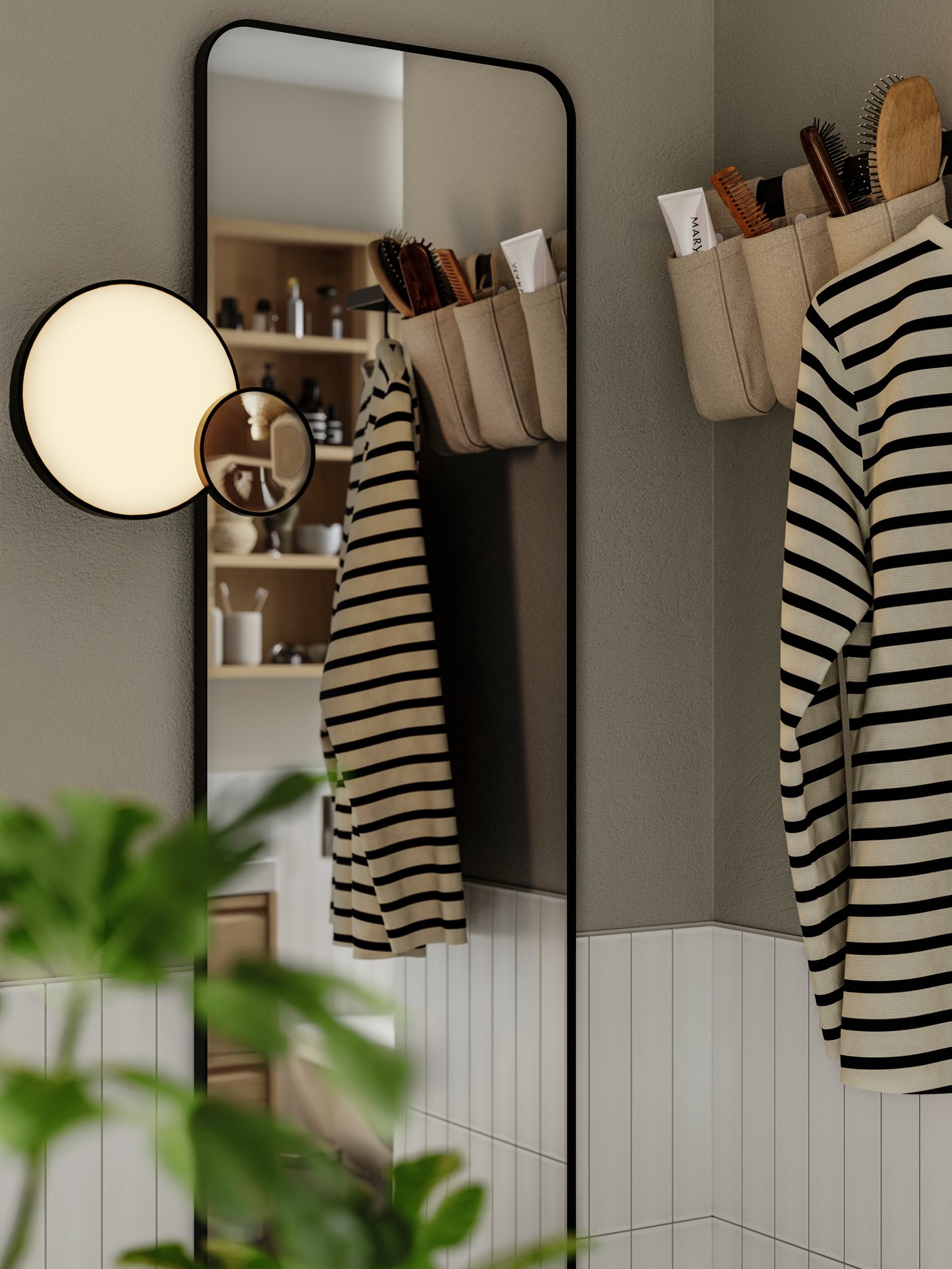Un espejo LINDBYN colgado enuna pared y al lado unos organizadores de pared con cepillos y accesorios.