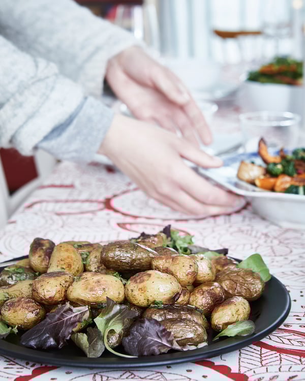 Detalle de patatas hervidas colocadas sobre un plato en una mesa.