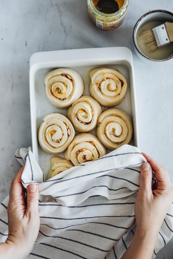 Place the yeast buns in the baking dish