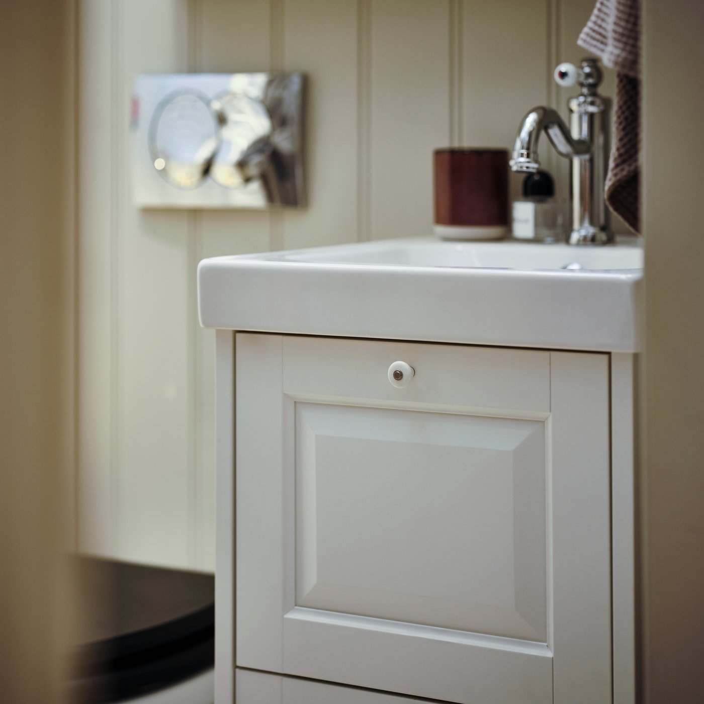 A white TÄNNFORSEN wash-stand with drawers in the bathroom
