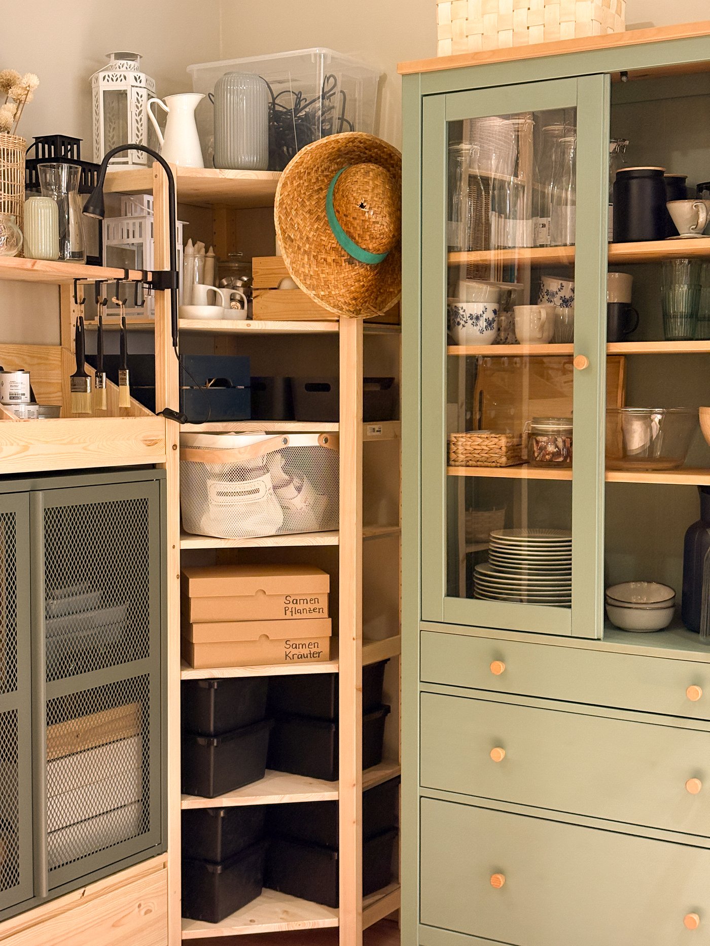 Eine Raumecke mit einem grünen Schrank und einem Holzregal