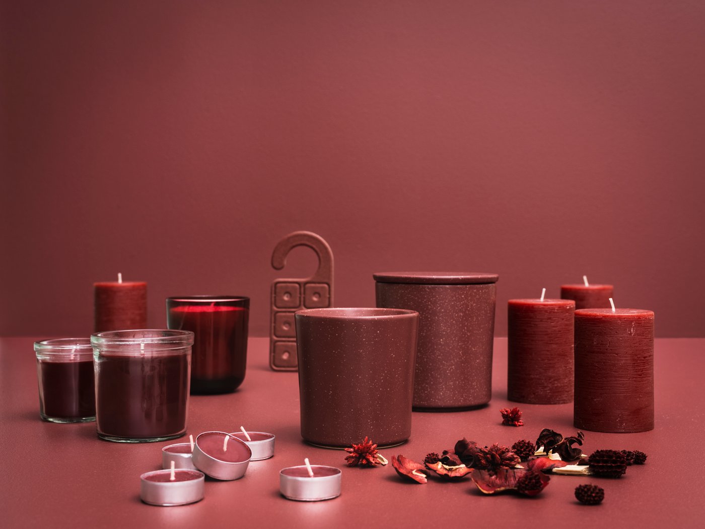 A Berries/red STÖRTSKÖN scented candle in glass