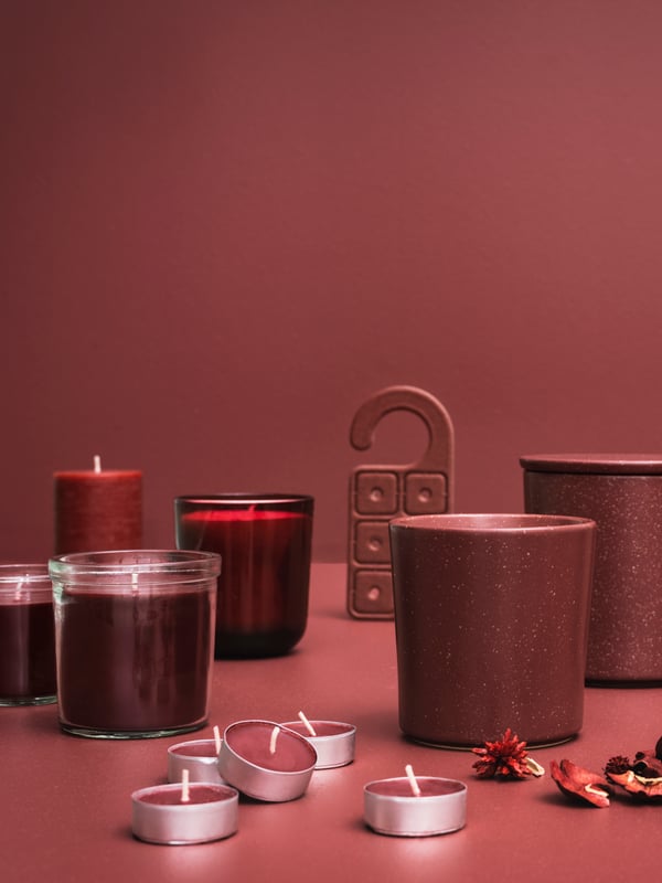 A Berries/red STÖRTSKÖN scented candle in glass.