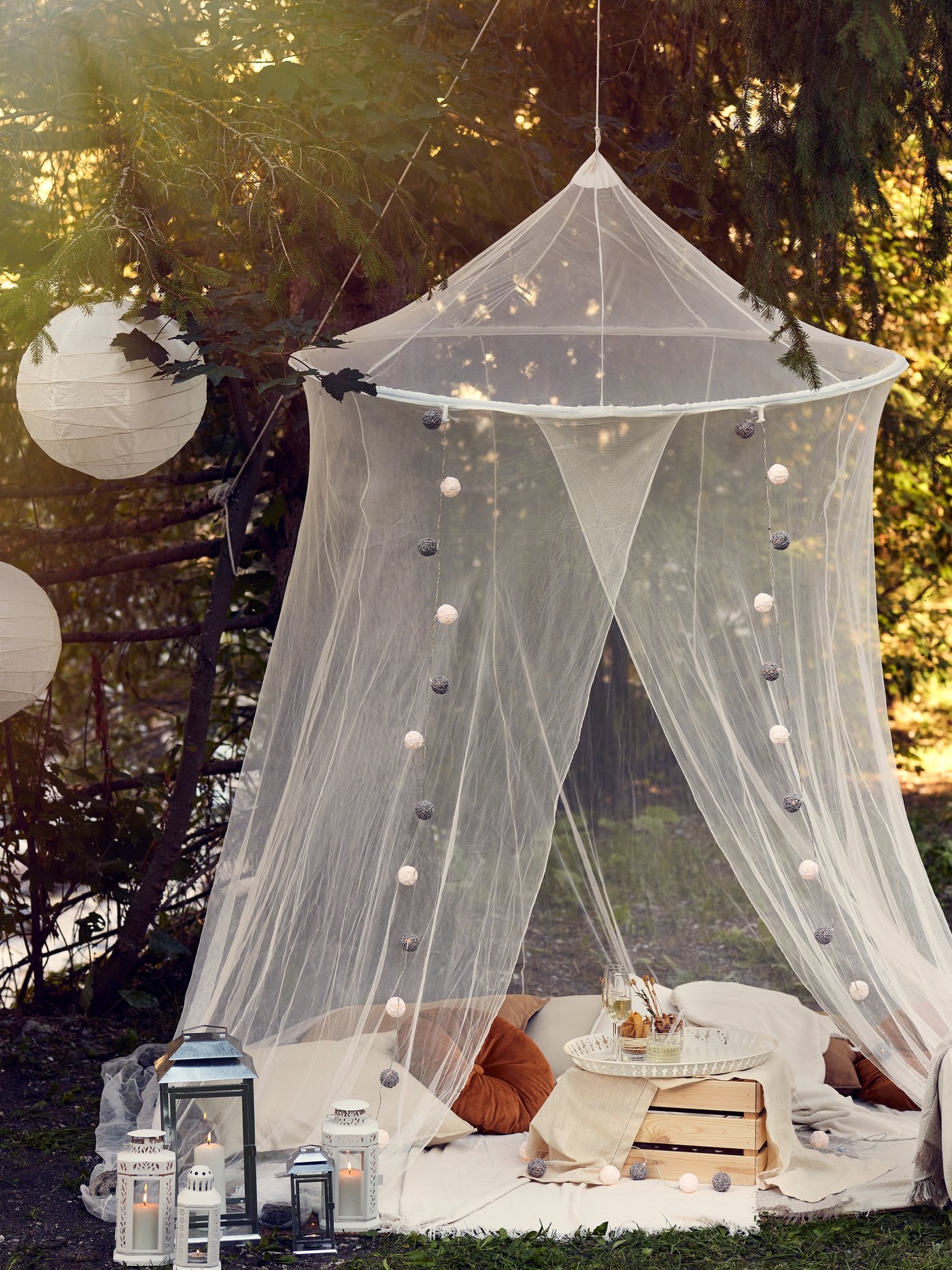 Muebles de jardín baratos con cojines y mantas.