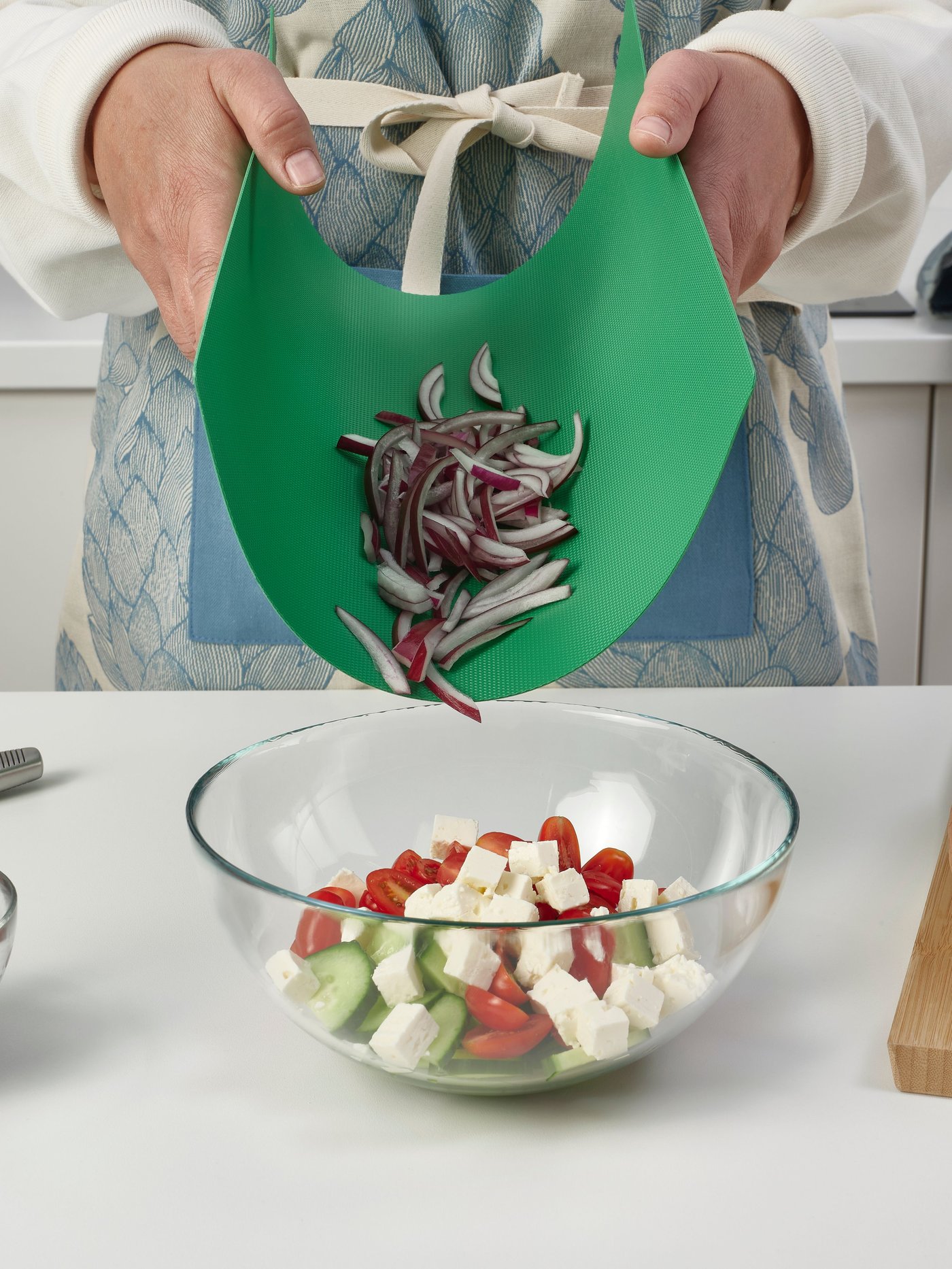 A green/bright green FINFÖRDELA bendable chopping board