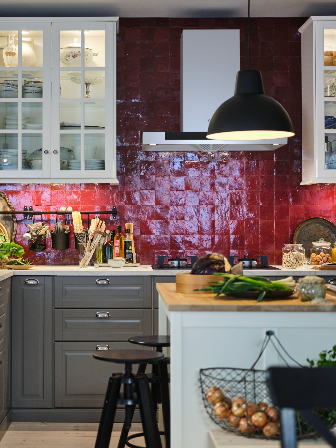 Cocina con un armario bajo gris con 3 cajones y amortiguadores integrados, debajo de un armario de pared blanco con estantes.