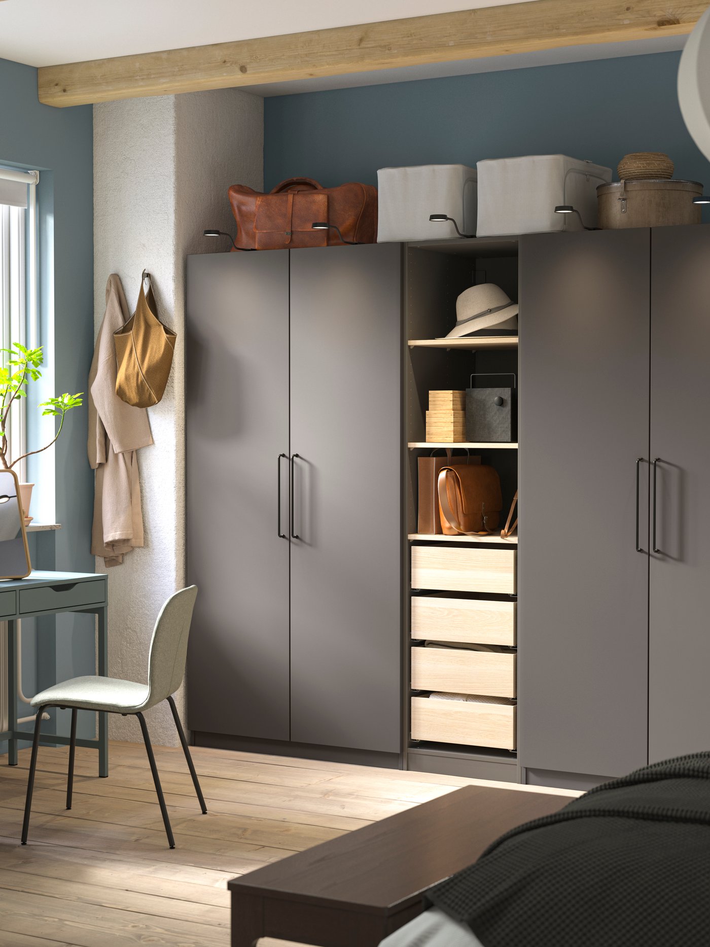 Tmavě šedá dřevěná skříň v pokoji kousek od okna.