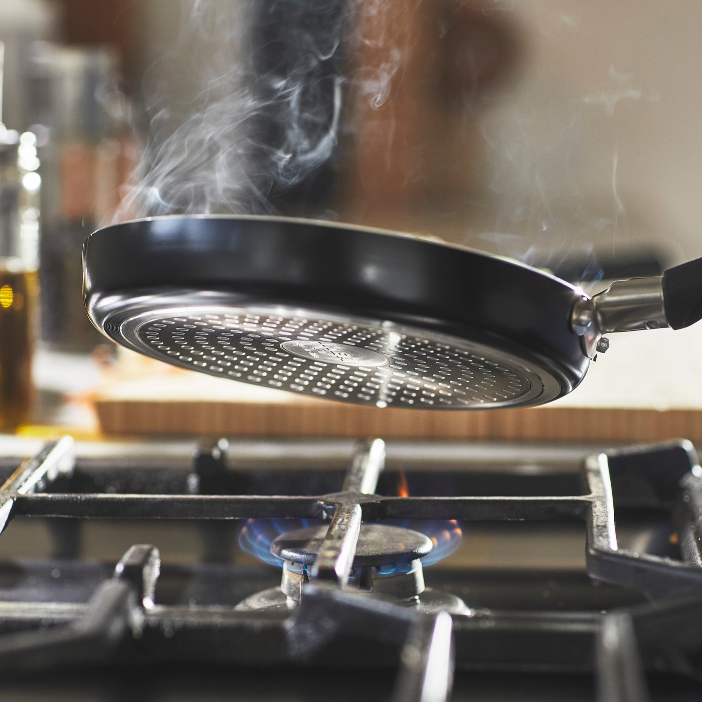 Una pentola antiaderente HEMLAGADsu un fornello a gas