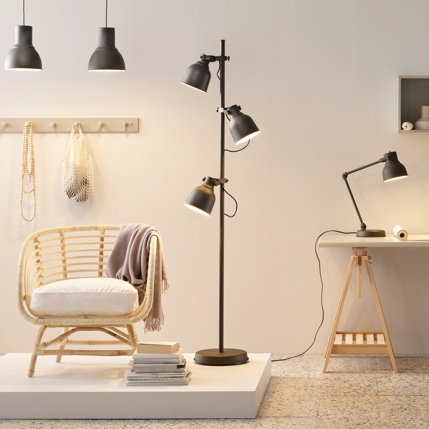A dark grey HEKTAR work lamp with wireless charging
