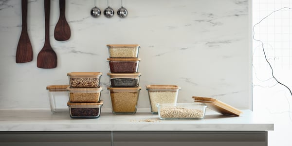 Ensemble de contenants alimentaires superposés sur le plan de travail de la cuisine
