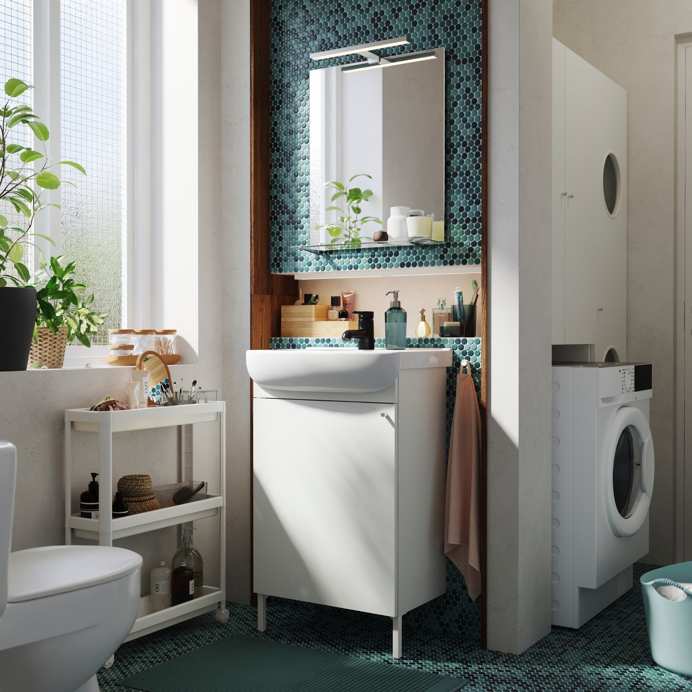 A dark grey PERSILLADE plant pot in the bathroom