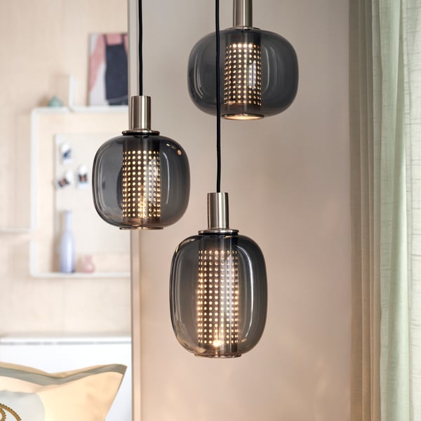 Tre nickelpläterad HÖGVIND pendellampa med rökfärgade glasskärmar. 