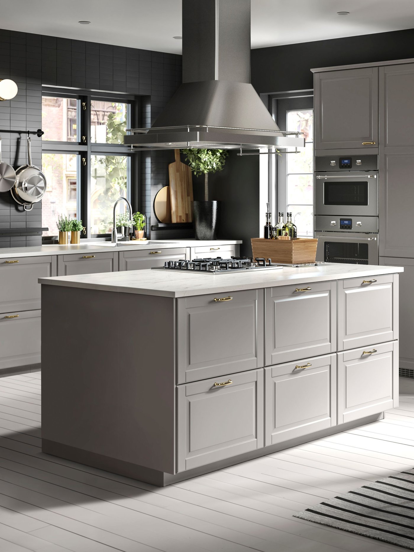 Eine graue Kücheninsel im Landhausstil mit weißer gemusterter EKBACKEN Arbeitsplatte.