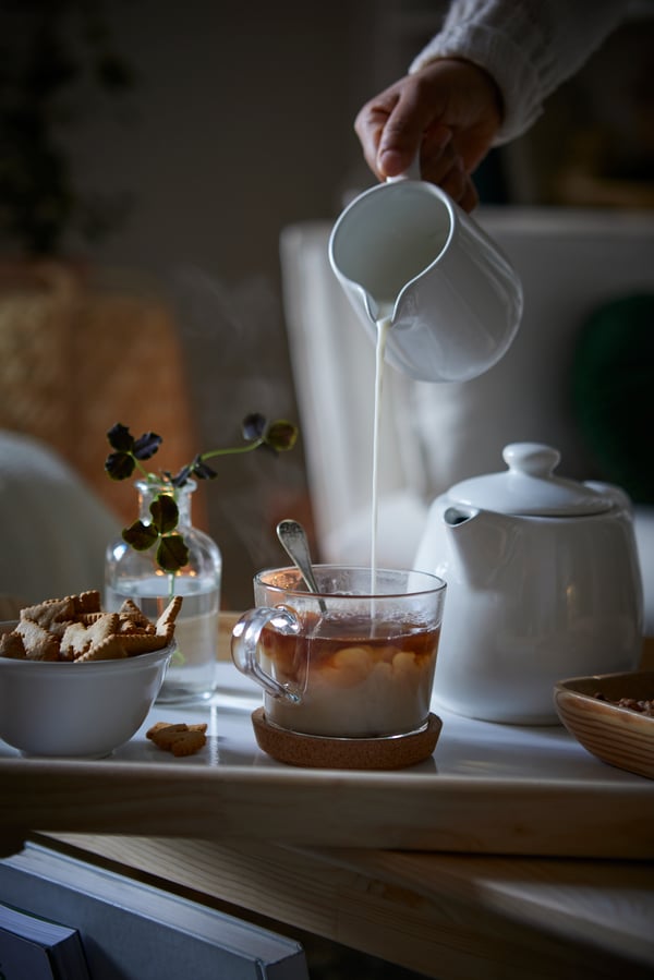 An off-white VARDAGEN teapot in the dining room