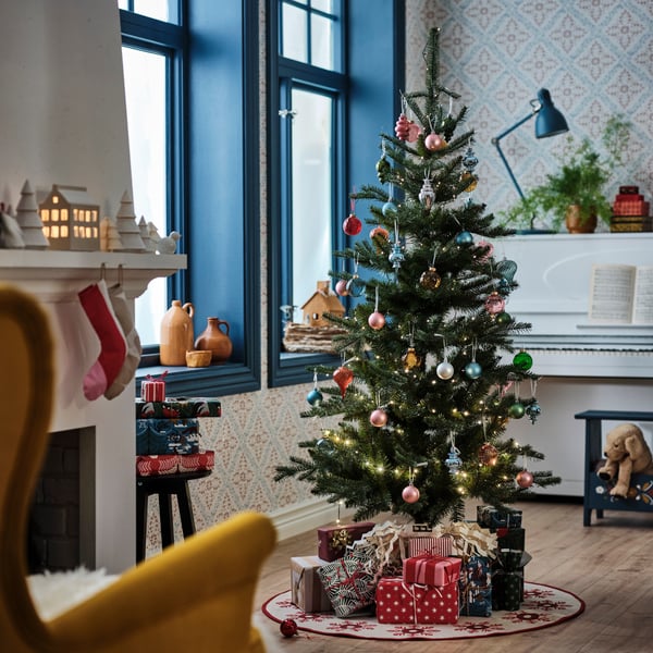 An in/outdoor green VINTERFINT artificial Christmas tree