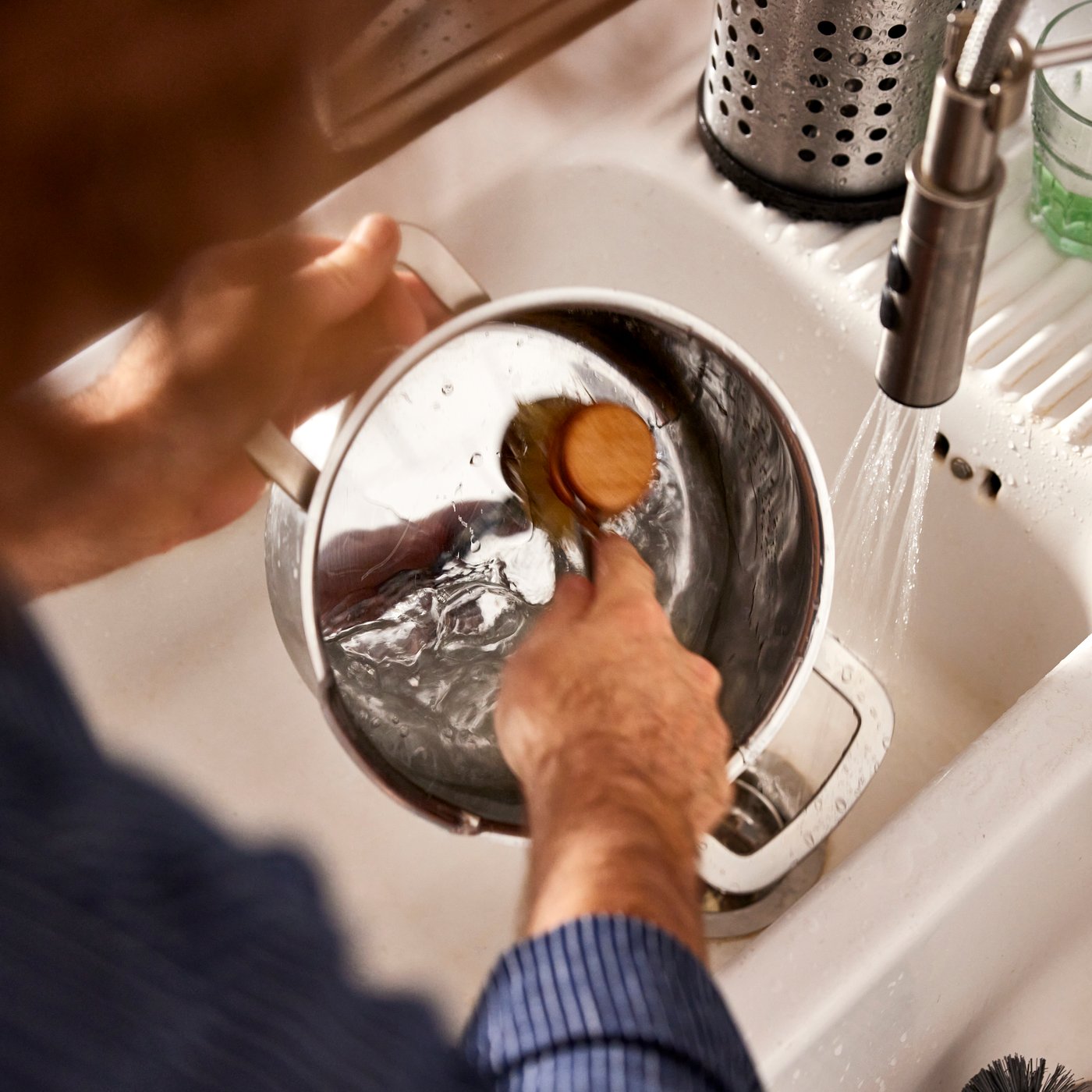 A stainless steel/glass HEMKOMST pot with lid