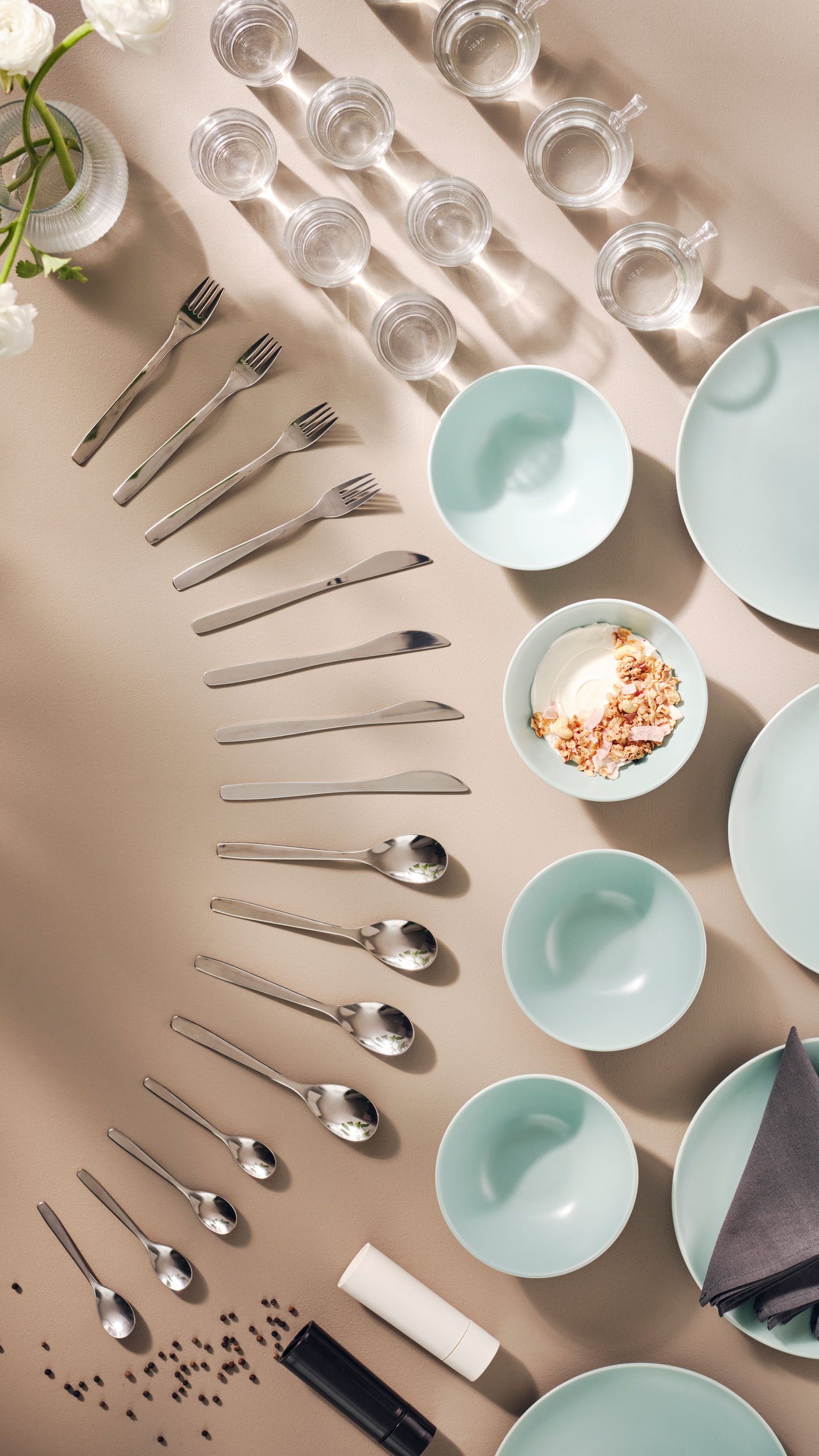 A dark grey SVARTSENAP napkin