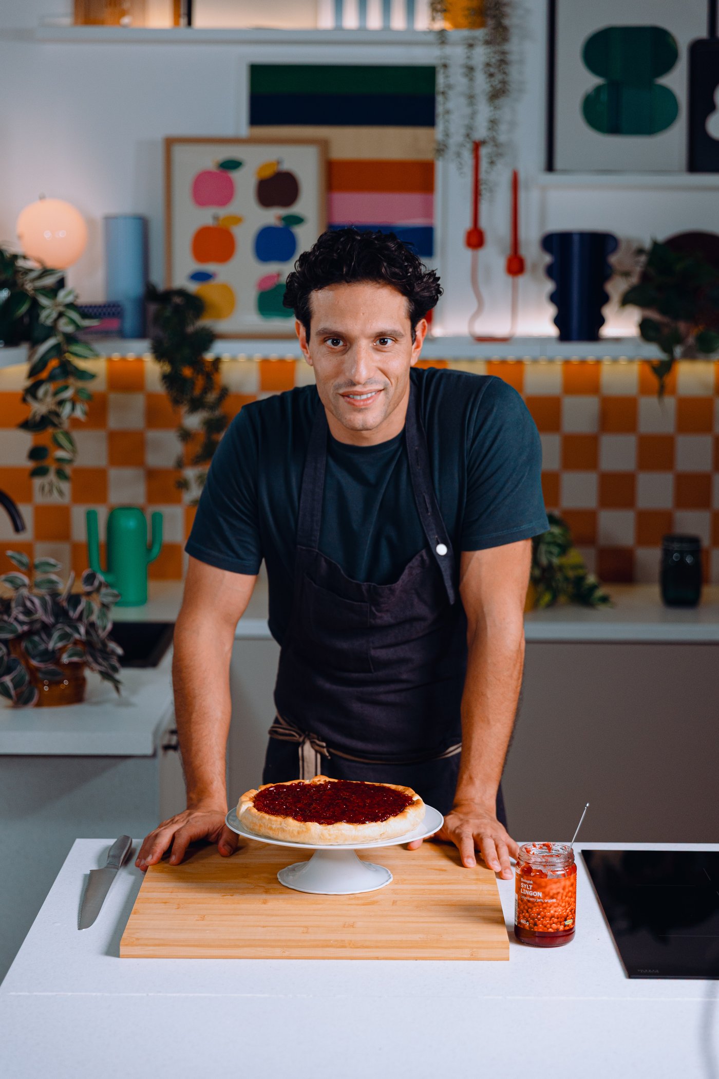 Chef Carlos Afonso prepara uma tarte de amêndoa com arandos