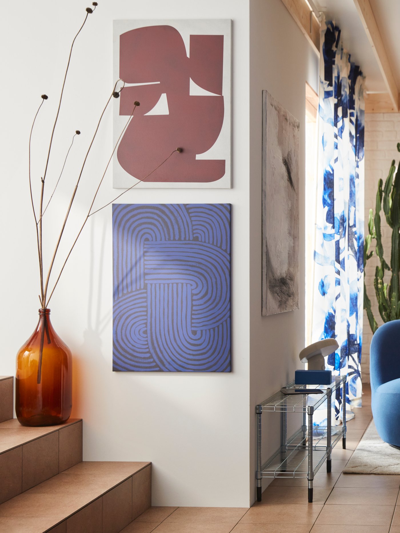 Dwa obrazy PJÄTTERYD zawieszone na ścianie w pokoju dziennym.