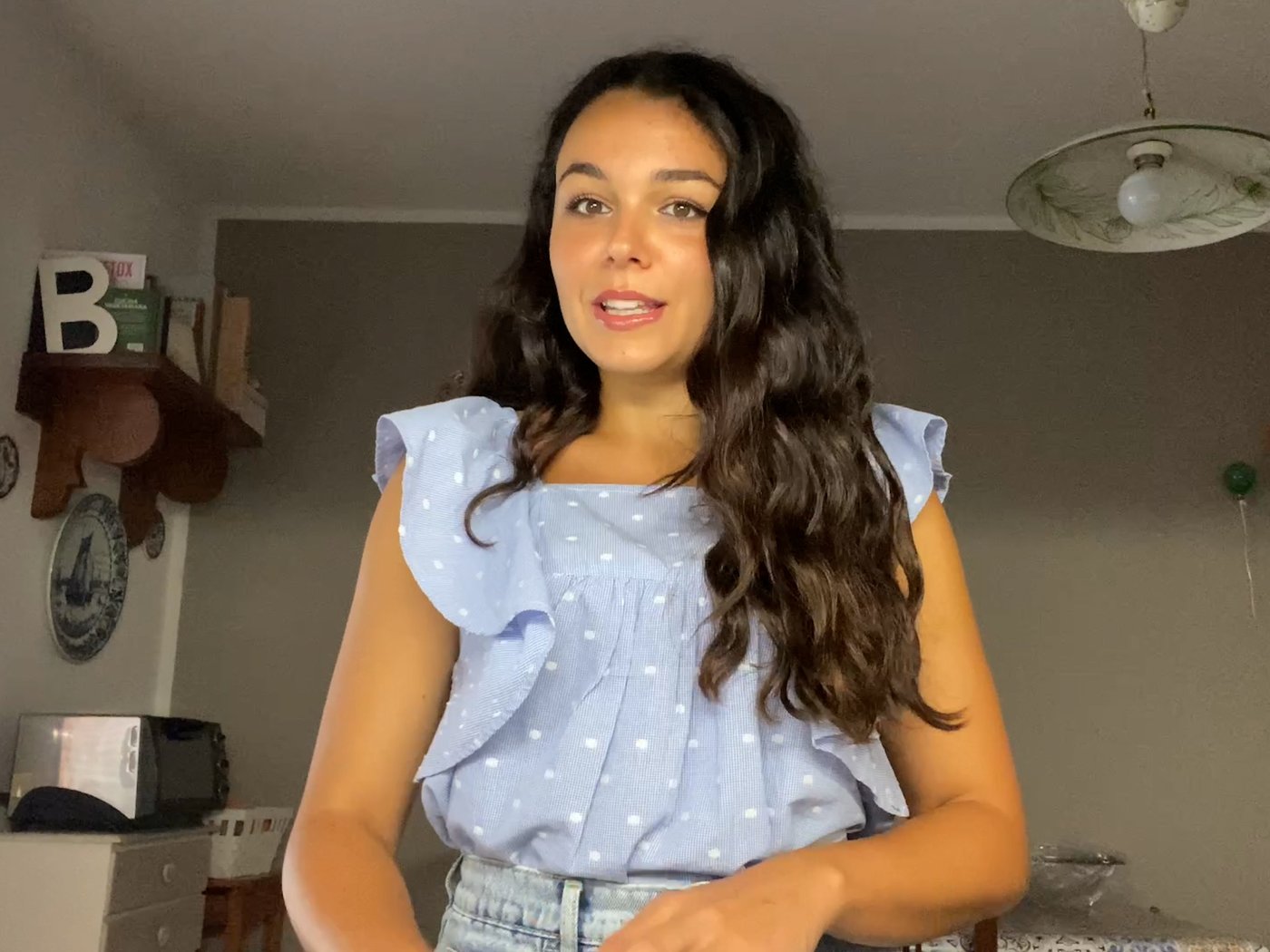 Diletta Secco predstavlja sebe i svoj italijanski recept za testenine, okrenuta ka kameri.