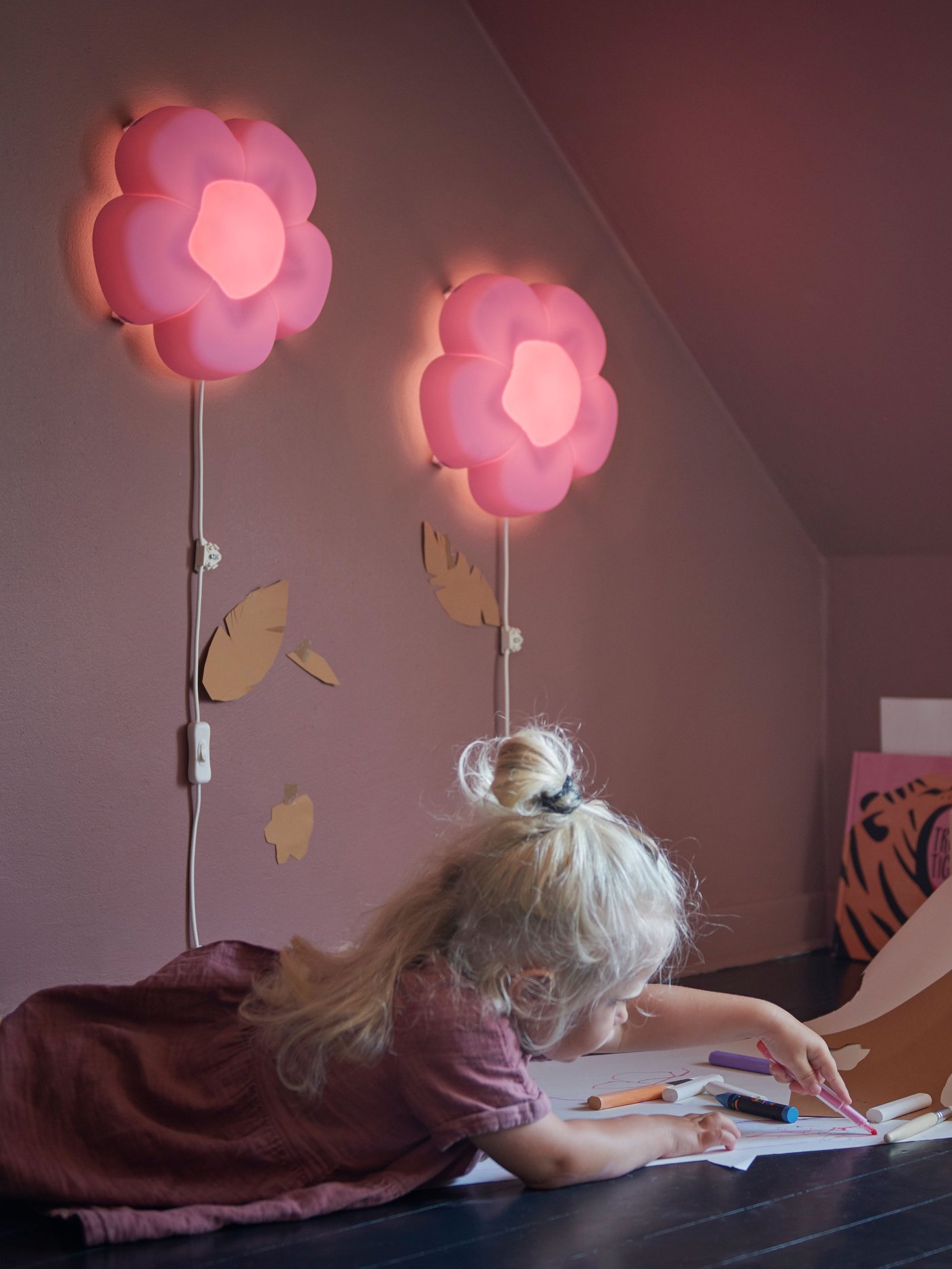 מנורת קיר לד UPPLYST בצורת פרח בצבע לילך