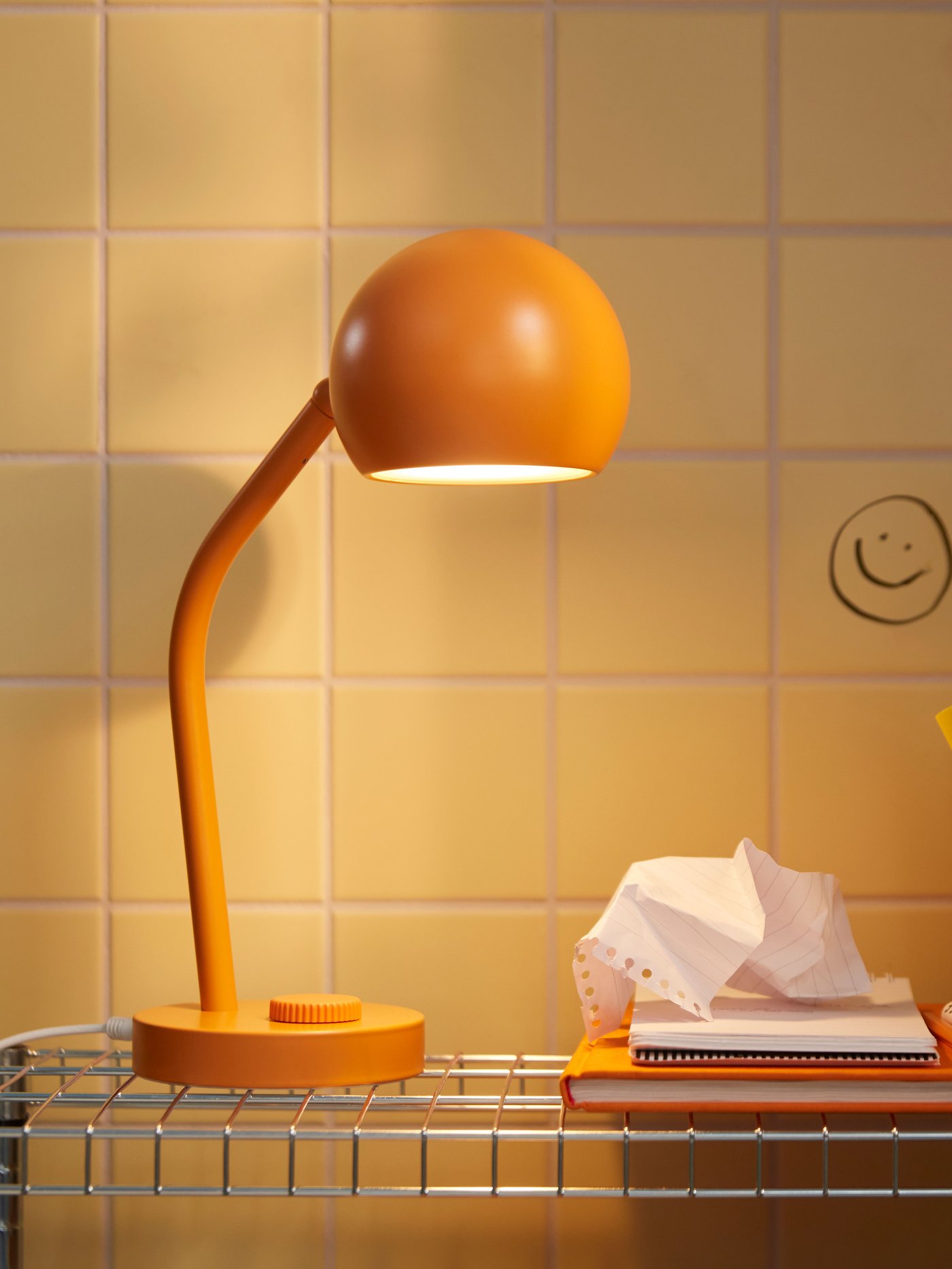 A dimmable/orange KORVSNÖRE LED desk lamp in the dining room