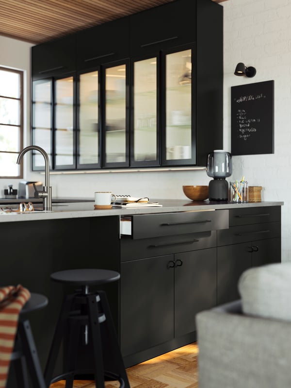 cuisine ouverte noire sur salon