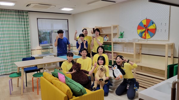 ぬいぐるみを持ってポーズをとっている人たち